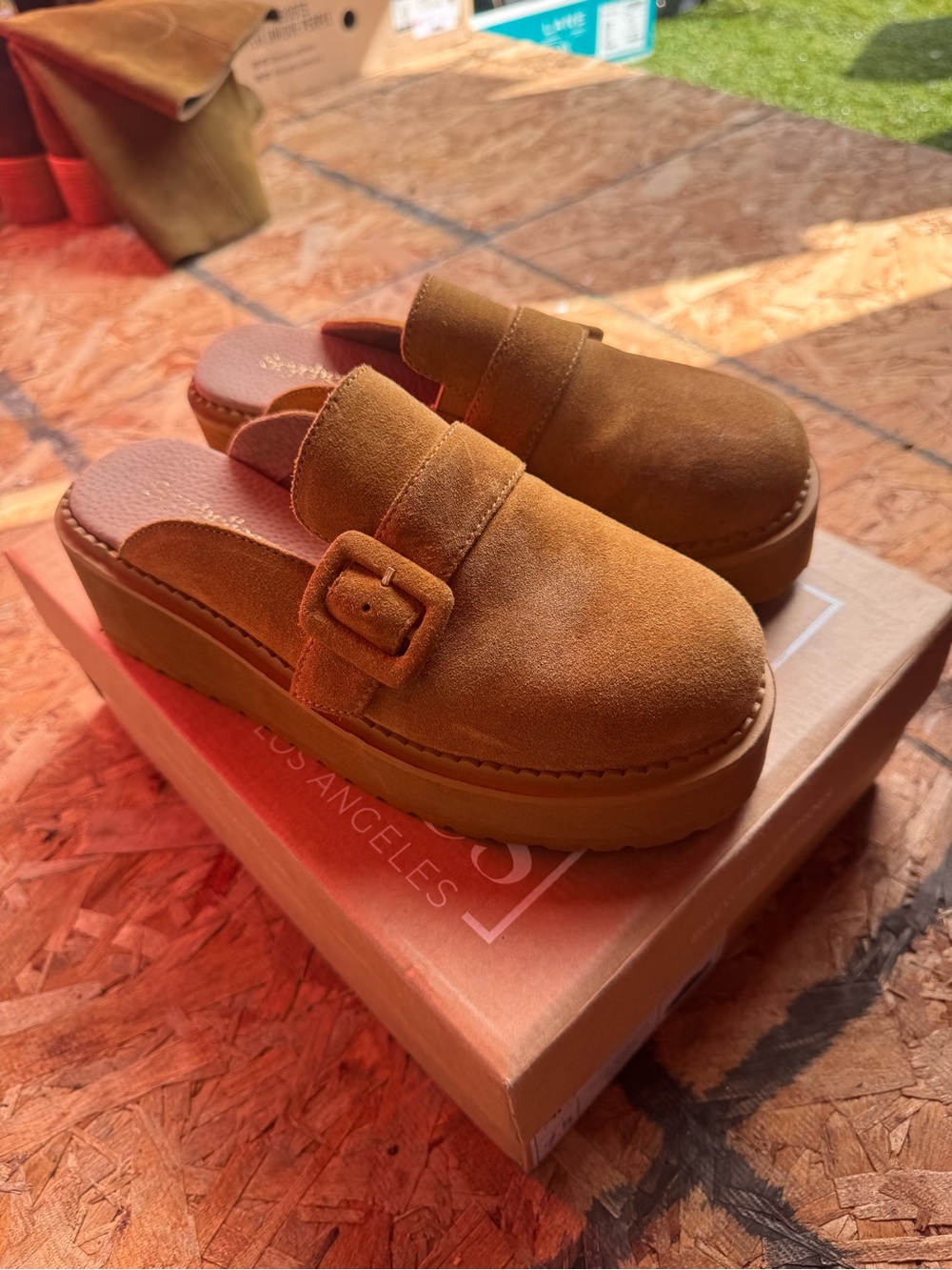 Like New Seychelles Women's Tan Suede Slippers